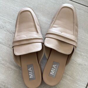 Cream  Colored shoes by Mia.. Size 7 1/2 never worn